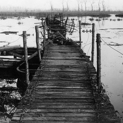 Voetbrug in de ondergelopen IJzervlakte