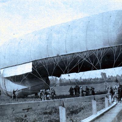 Ein Beobachtungsballon wird in Stellung gebracht