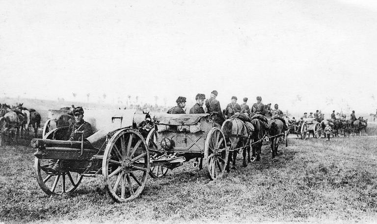 Batterie einer 75-mm-Kanone in Bewegung