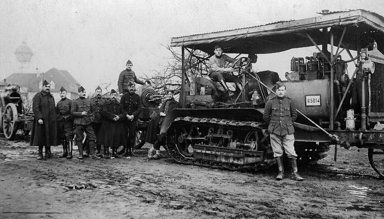 Un tracteur agricole de type 'Holt Caterpillar' de 11 tonnes Un tracteur agricole de type 'Holt Caterpillar' de 11 tonnes