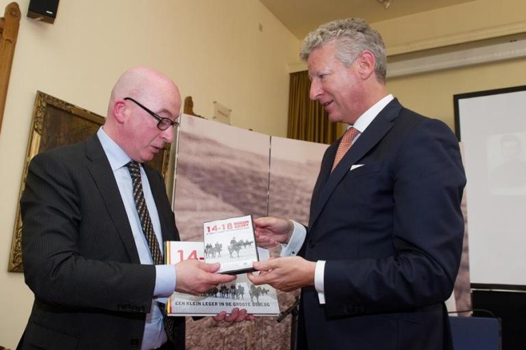 Minister of Defence Pieter De Crem handing over a copy of the book and the film ‘A Small Army in the Great War’ to the Mayor of Dendermonde, Piet Buyse.